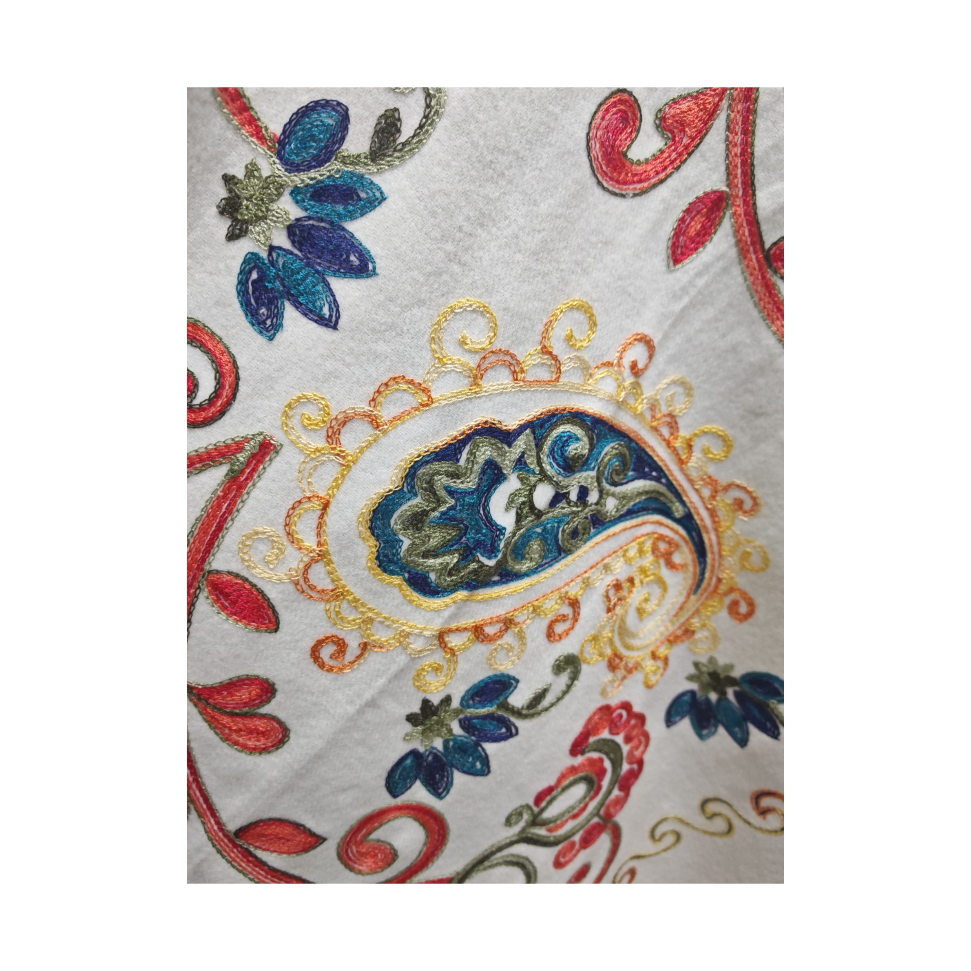 Fular Imperial Elegance- ALB- (11) Fular Imperial Elegance- lână 100%-brodat, dimensiuni 70 cm x 180 cm, diferite culori