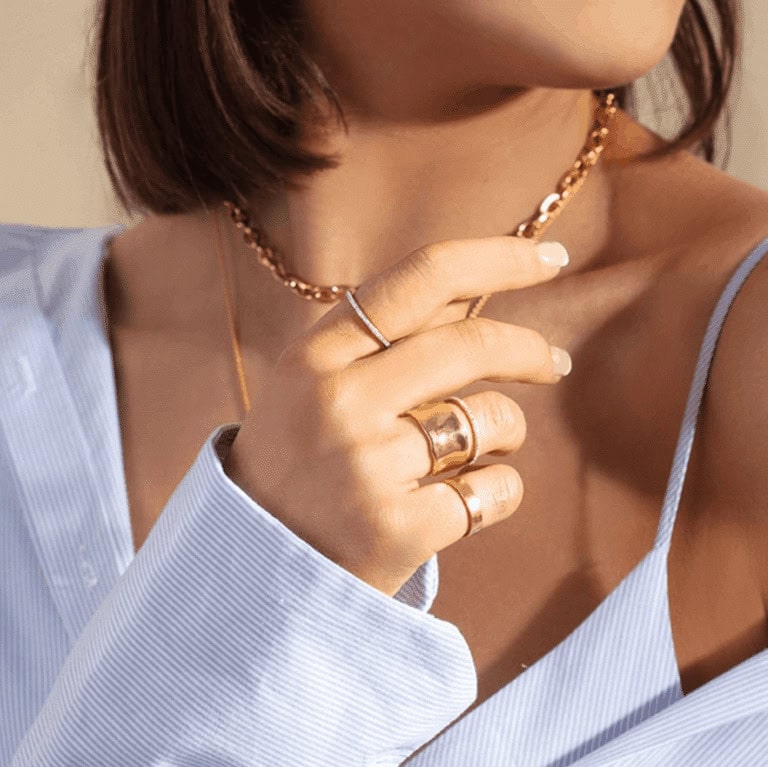 Trenduri 2026 în accesorii – ce se poartă și de ce stilul inteligent va conta mai mult ca oricând