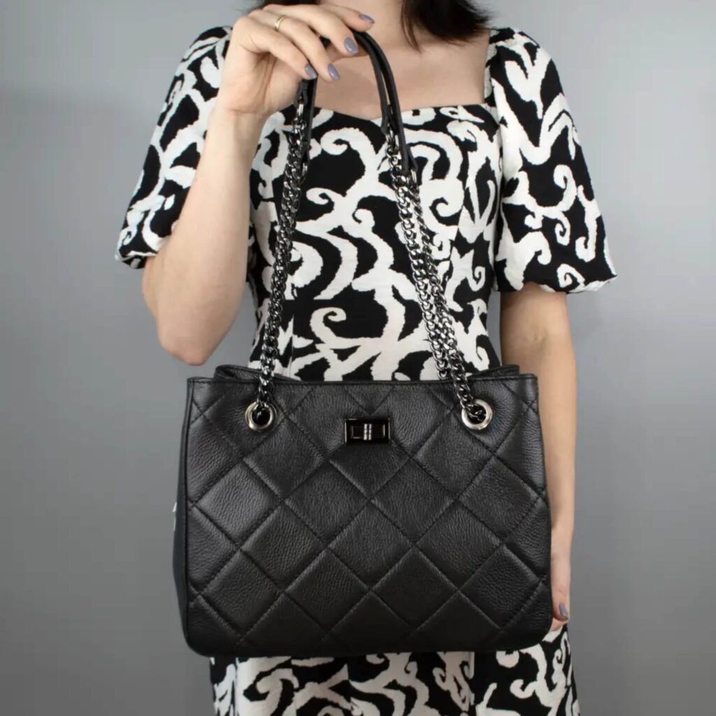 De ce femeile din România aleg genți, rucsacuri și eșarfe premium în 2026 De ce femeile din România aleg genți, rucsacuri și eșarfe premium în 2026