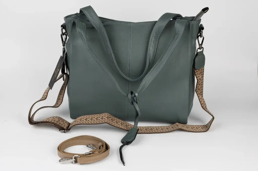 Ce se poartă în 2026 la genți, rucsacuri și eșarfe pentru femei – ghid de stil modern Ce se poartă în 2026 la genți, rucsacuri și eșarfe pentru femei – ghid de stil modern