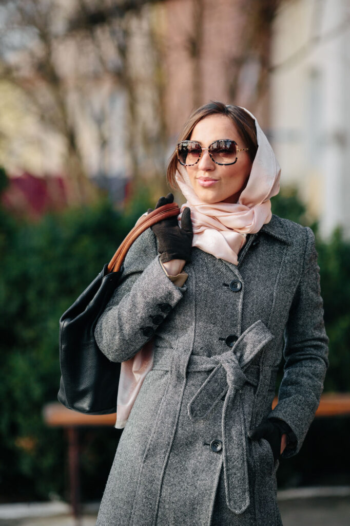 Eșarfele de damă din mătase și cașmir – cum aleg femeile accesoriul care schimbă o ținută Eșarfele de damă din mătase și cașmir – cum aleg femeile accesoriul care schimbă o ținută