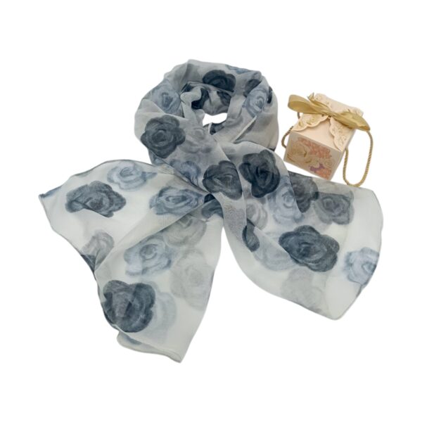 Eșarfă damă din viscoză „Silver Rose” LX2552-6 – 180x48 cm | Floral gri elegant, Cutie Cadou inclusă
