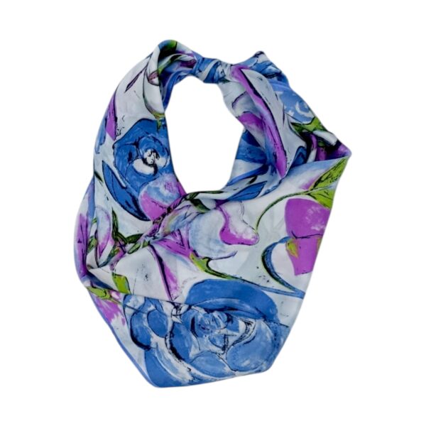 Eșarfă damă pătrată „Blue Amethyst Bloom” YF73-2 – 70x70 cm, 100% viscoză | Print floral artistic, Cutie Cadou inclusă