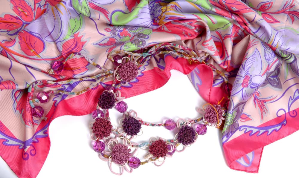 Eșarfă Mătase 2026: Ghid Complet Alegere + Îngrijire Premium