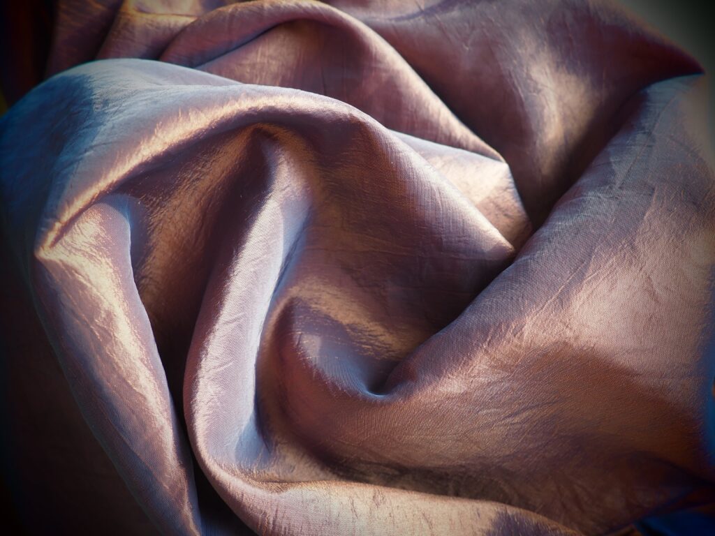 Eșarfă Mătase 2026: Ghid Complet Alegere + Îngrijire Premium