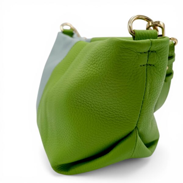 Geantă damă din piele naturală verde cu detalii metalice aurii, design modern și elegant, Made in It.