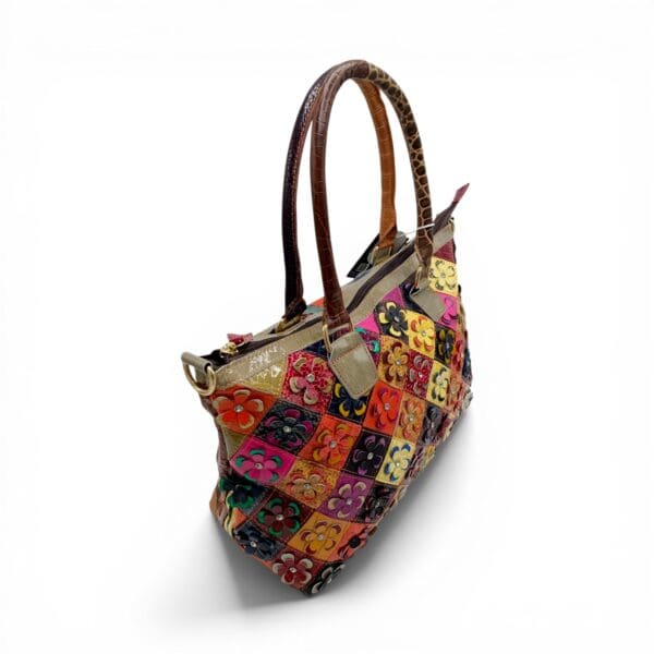 Geantă damă din piele naturală cu design floral vibrant și detalii artistice.