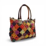 Geantă damă din piele naturală cu design floral vibrant și detalii artistice.