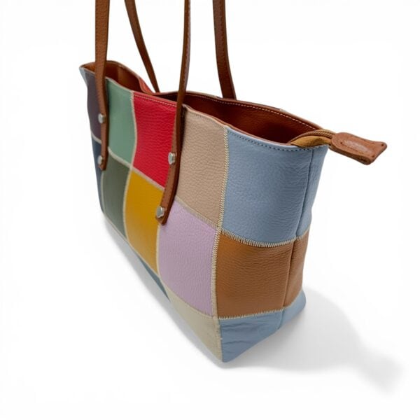 Geantă damă din piele naturală cu design patchwork modern, accente maro coniac, perfectă pentru stil.