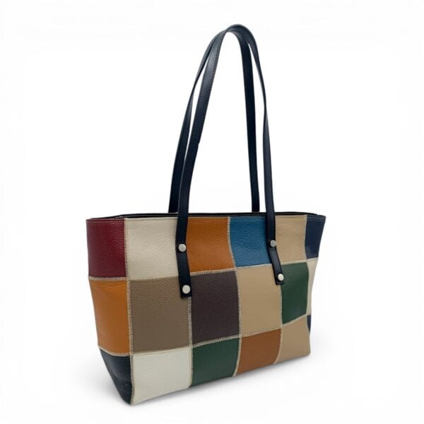 Geantă de mână din piele cu model patchwork colorat, stil modern și elegant.