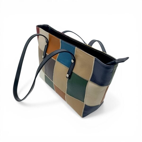 Geantă de mână din piele cu design patchwork, ideală pentru stil casual și elegant.