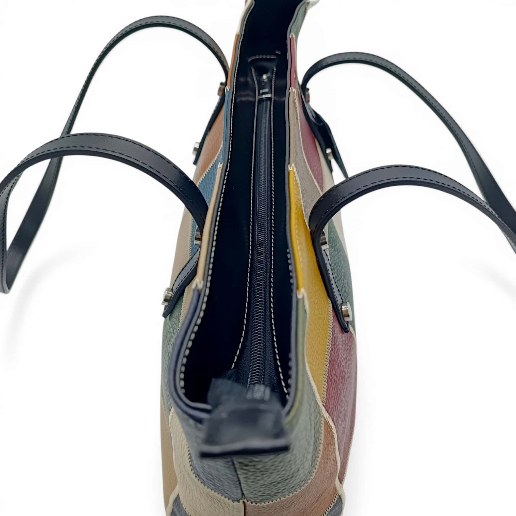 Geantă de mână colorată cu multiple compartimente și design modern.