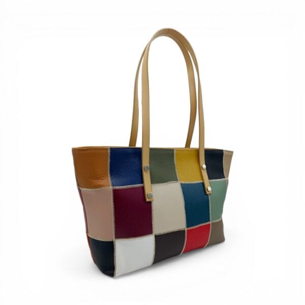 Geantă damă din piele naturală cu design patchwork, accente taupe și culori variate, perfectă pentru.