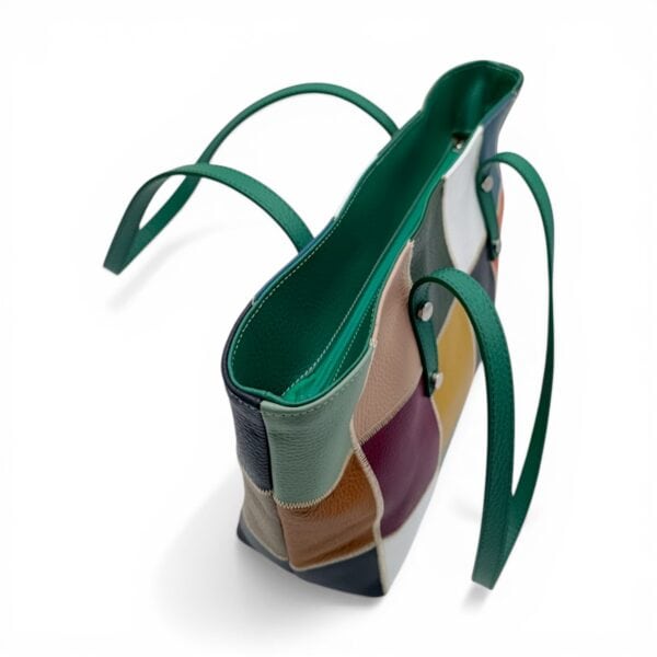 Geantă damă din piele naturală, modernă și versatilă, perfectă pentru stil urban și ținute elegante.