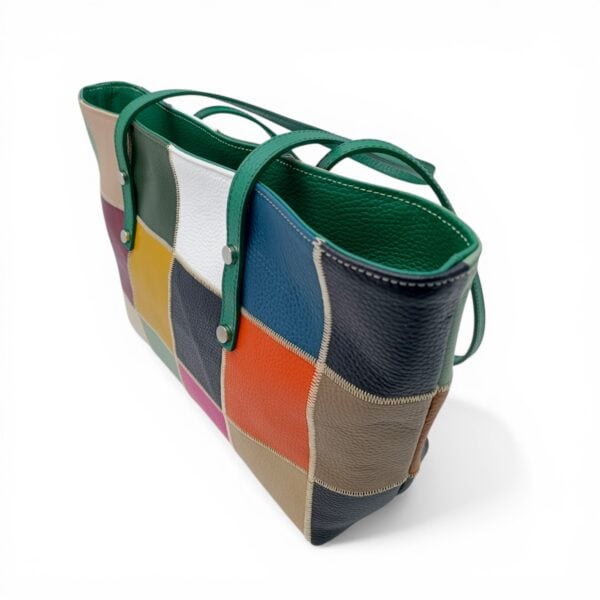 Geantă damă din piele naturală cu design modern și culori vibrante, perfectă pentru stil urban și ve.