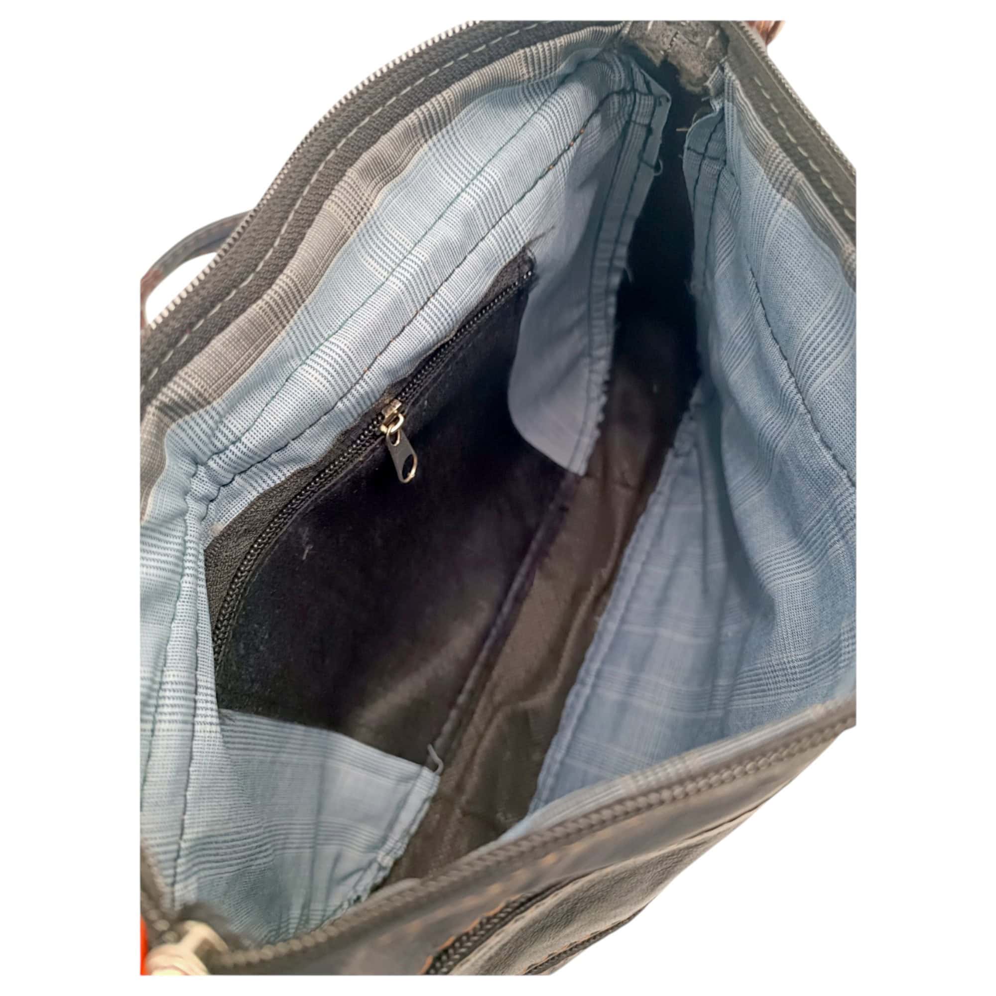 Geantă de laptop spațioasă cu compartiment pentru accesorii și organizare eficientă.