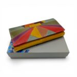 Breloc din piele colorată cu design geometric, ideal pentru accesorii elegante și moderne.