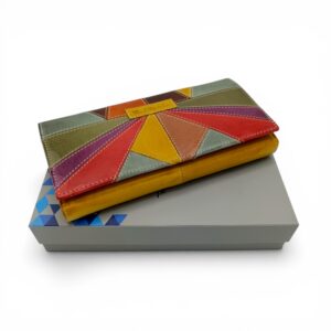 Breloc din piele colorată cu design geometric, ideal pentru accesorii elegante și moderne.