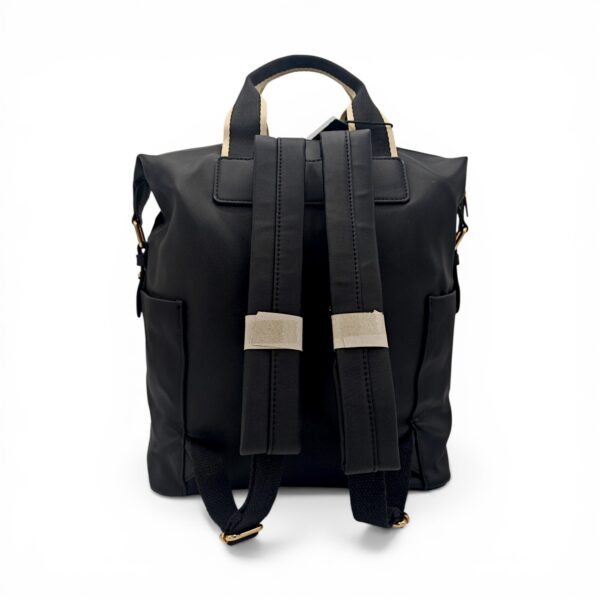 Rucsac damă negru, impermeabil, cu design modern și stil casual, perfect pentru orice ocazie.