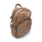 Rucsac bej din material lucios, ideal pentru uz zilnic și călătorii. Design modern și spațios pentru.