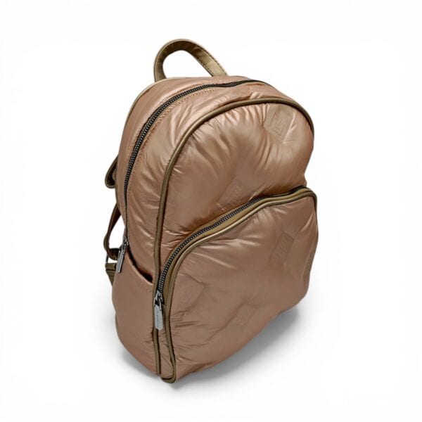 Rucsac bej din material lucios, ideal pentru uz zilnic și călătorii. Design modern și spațios pentru.