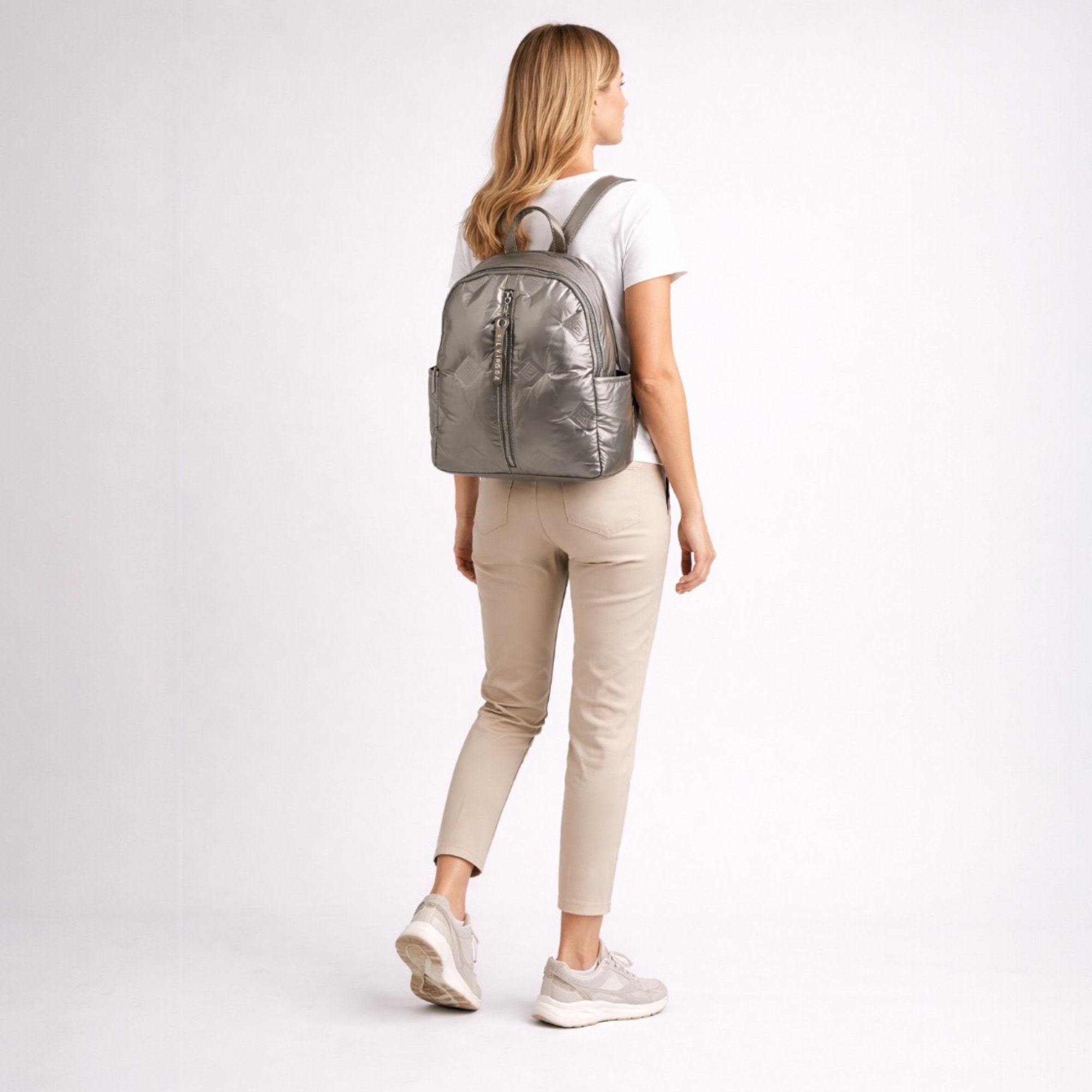 Rucsac damă modern din material puffer, culoare argintiu, perfect pentru urban și stil casual.