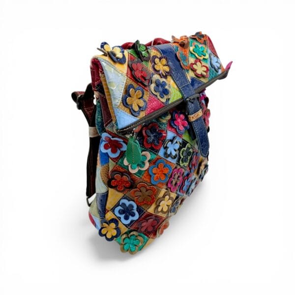 Rucsac din piele naturală cu design floral patchwork multicolor și aplicații florale, perfect pentru.