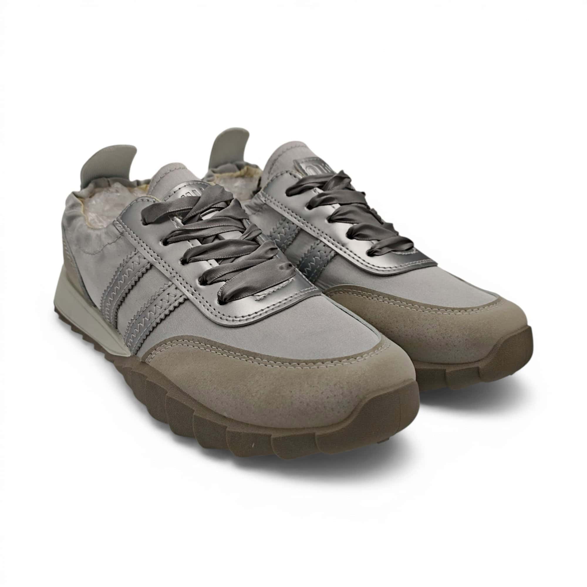 Pantofi sport damă UrbanLine cu design modern și talpă flexibilă, în nuanțe bej-gri.