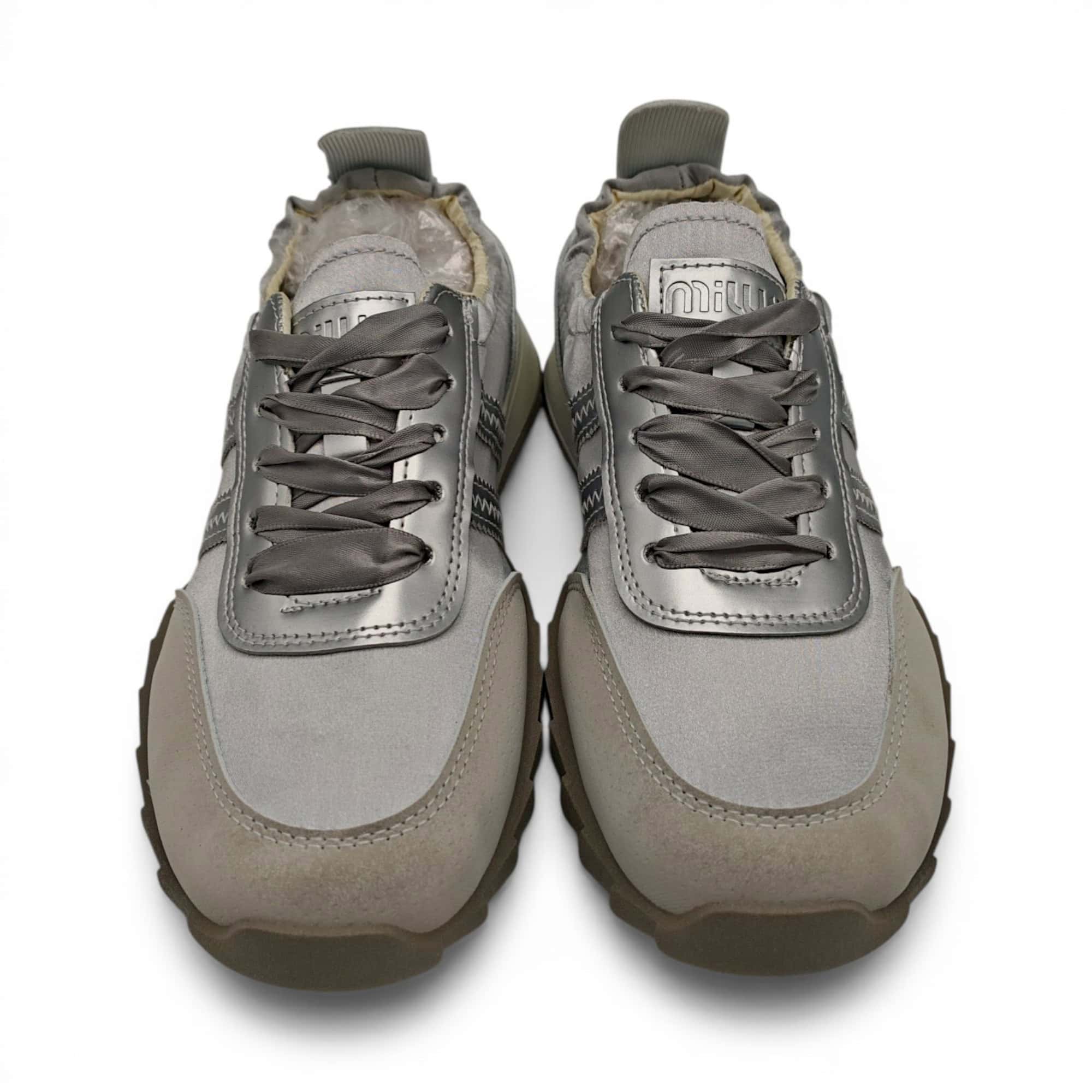 Pantofi sport damă UrbanLine cu design modern și talpă flexibilă, culoare bej-gri.