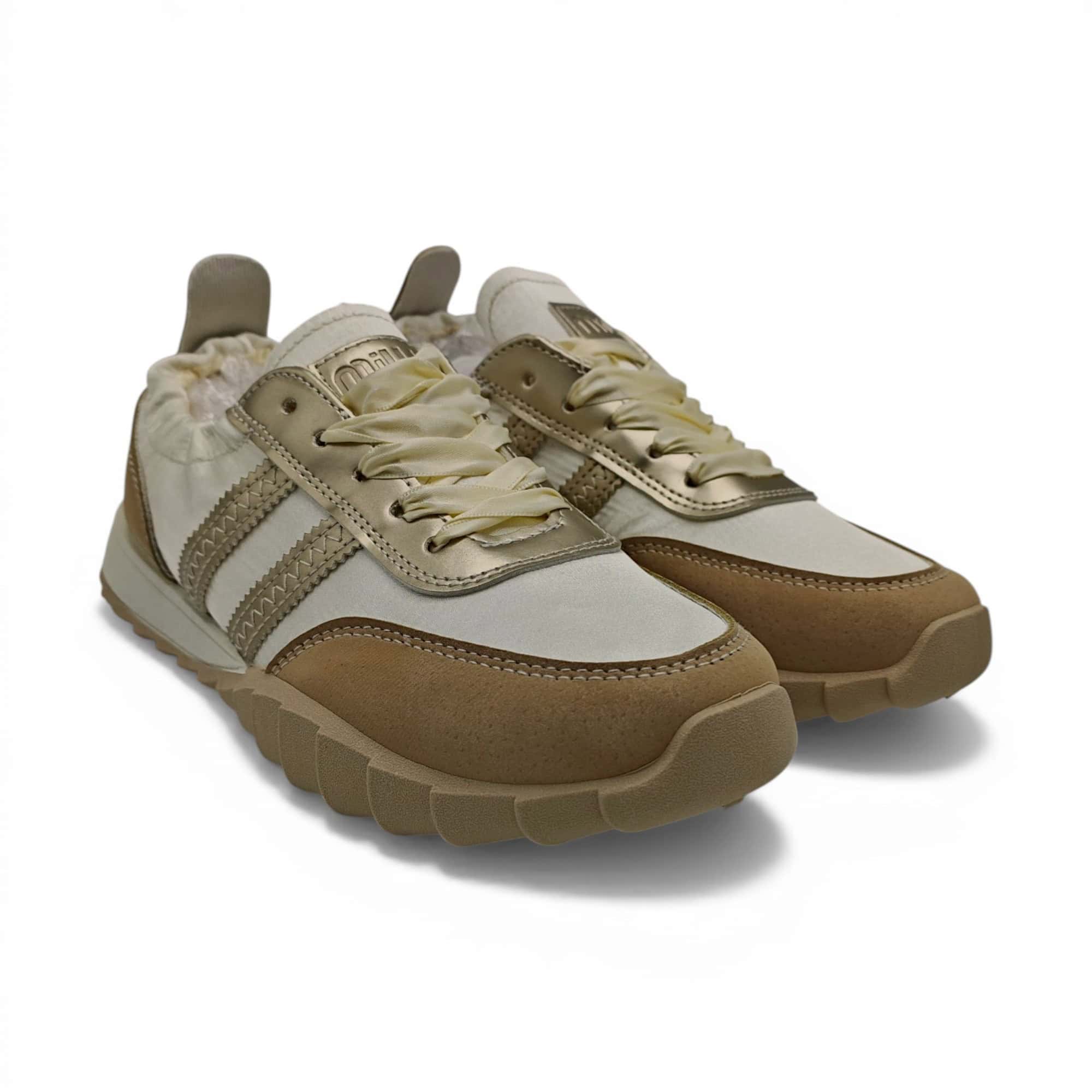 Pantofi sport casual pentru bărbați, confort și stil modern.