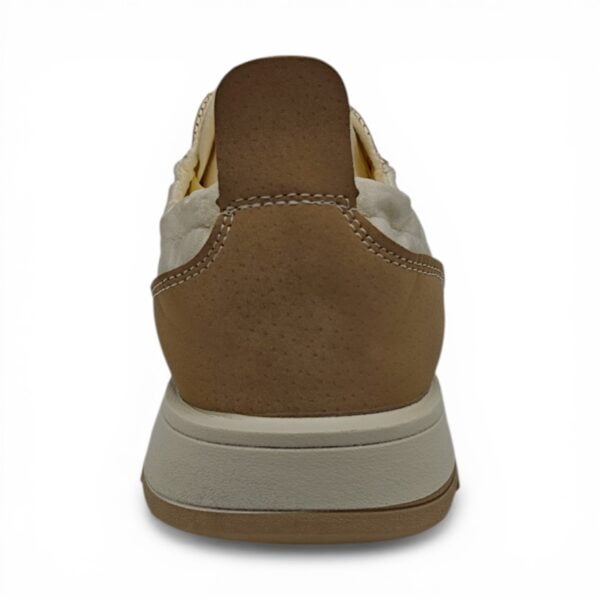 Pantofi casual din piele cu talpă confortabilă, ideali pentru ținute casual și confort zilnic.