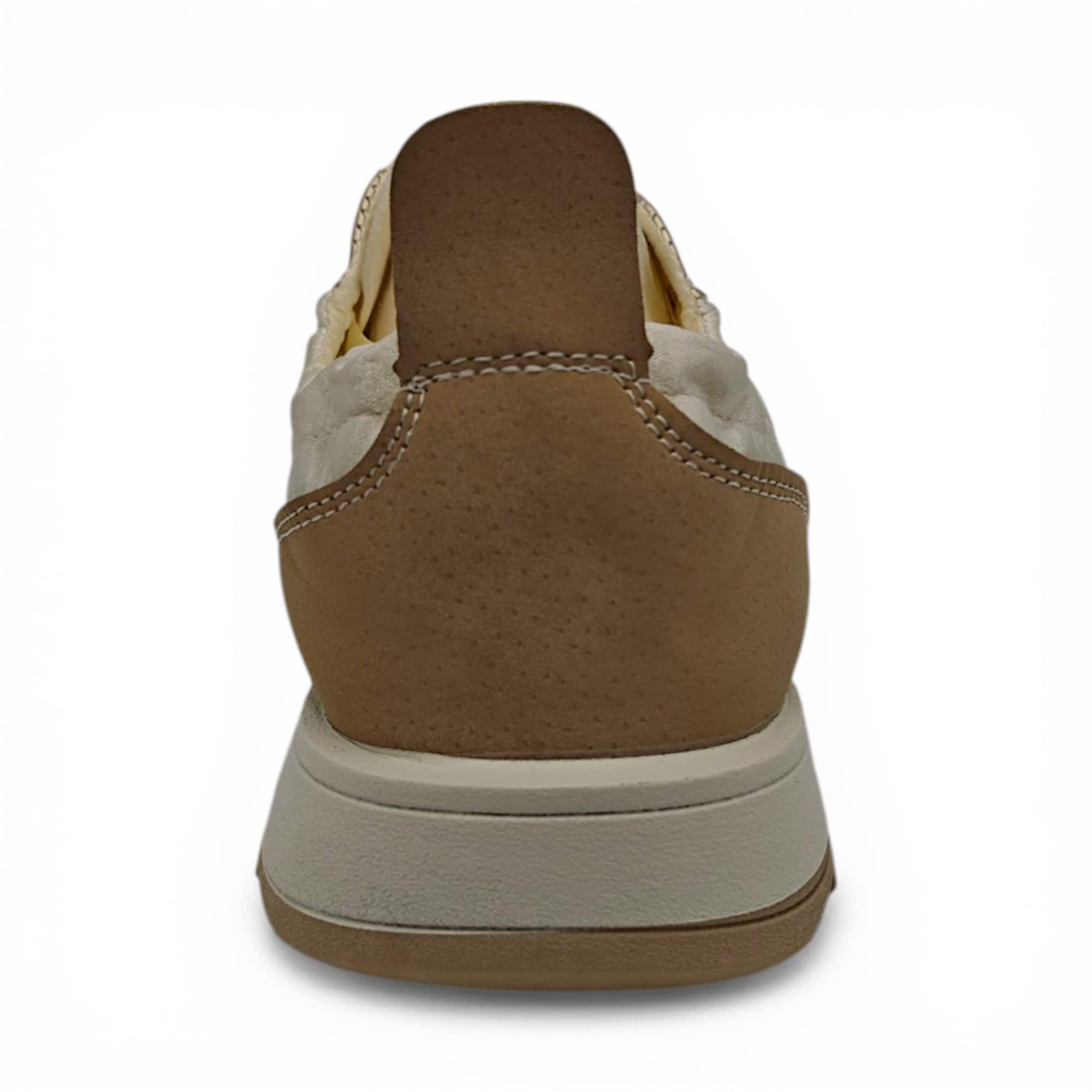 Pantofi casual din piele cu talpă confortabilă, ideali pentru ținute casual și confort zilnic.