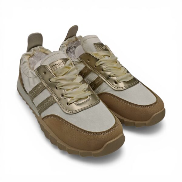 Pantofi sport casual pentru bărbați și femei, confort și stil modern.