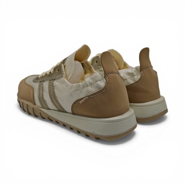 Pantofi sport casual pentru bărbați, confort și stil modern.