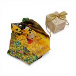 Eșarfă damă mătase naturală 100% – Golden Muse SG10-9 (70×70 cm) Print Artistic Inspirat, Cutie Cadou