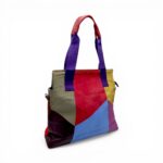 Geantă de umăr vibrantă cu design geometric și mânere colorate.