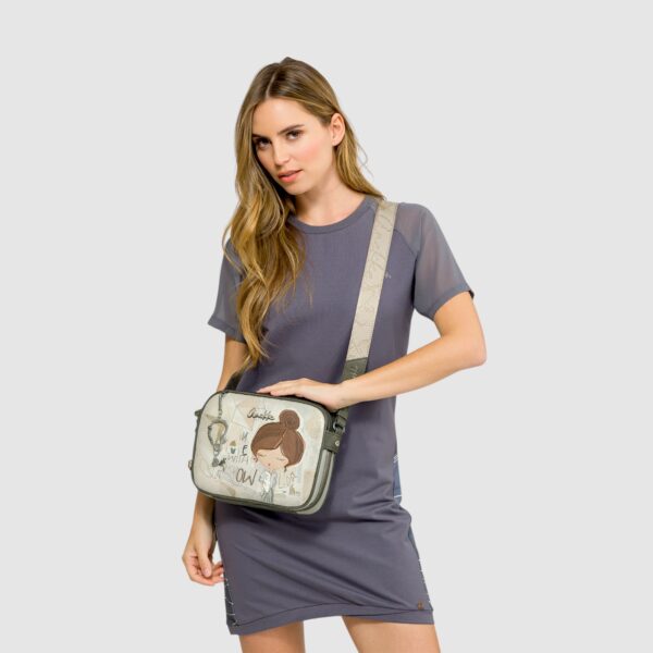 Geantă crossbody damă Anekke Sophia cu design artistic și detalii elegante.