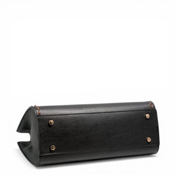 Pungă damă din piele naturală neagră, elegantă și durabilă, cu detalii couture pentru un stil sofist.