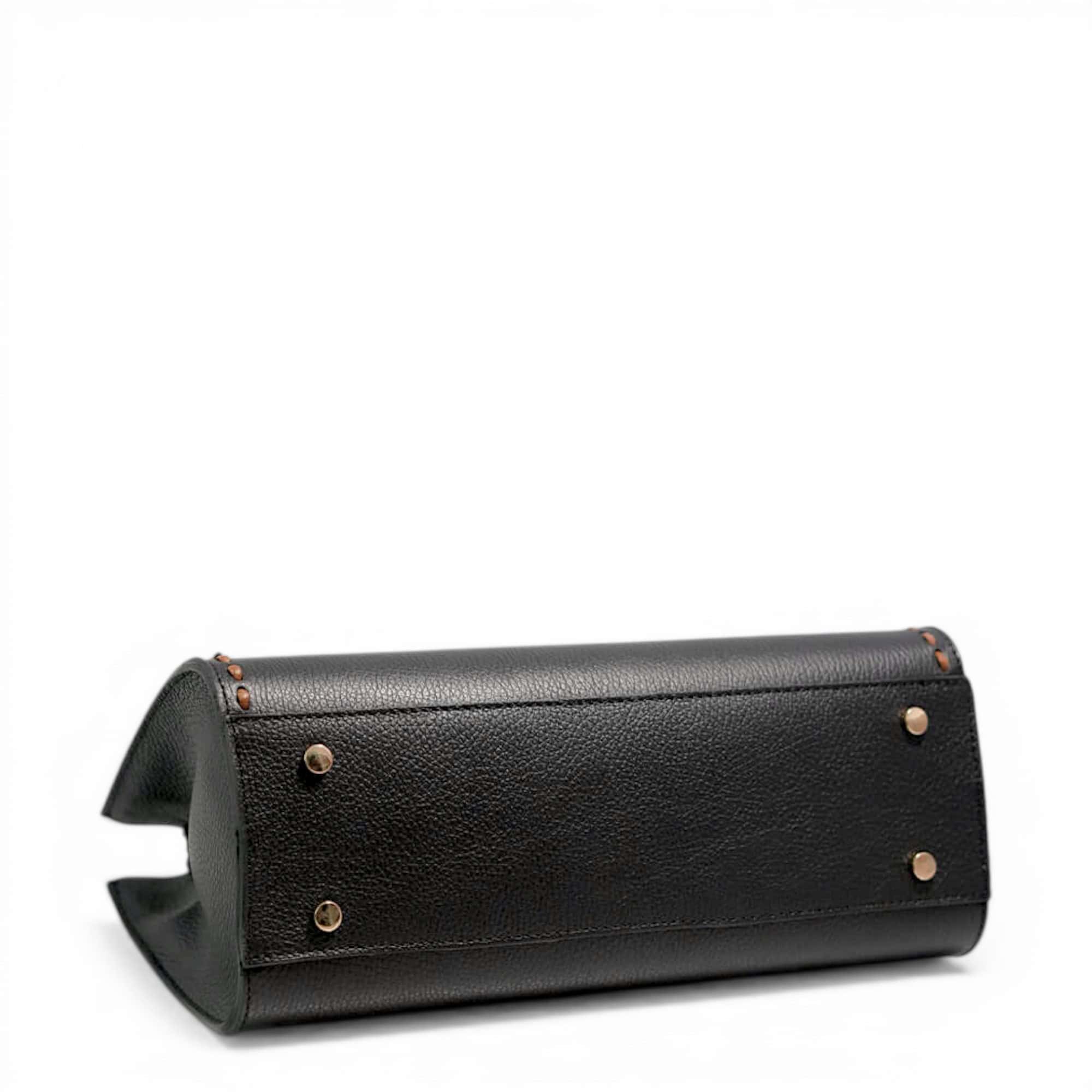 Pungă damă din piele naturală neagră, elegantă și durabilă, cu detalii couture pentru un stil sofist.