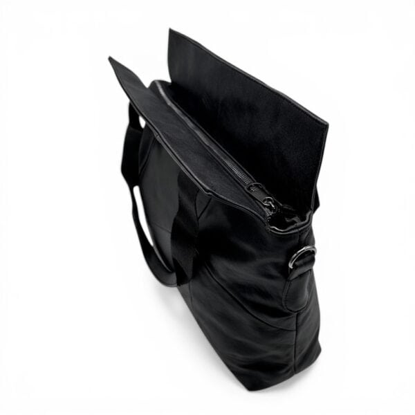 Geantă damă din piele naturală neagră, elegantă și modernă, perfectă pentru orice ocazie.