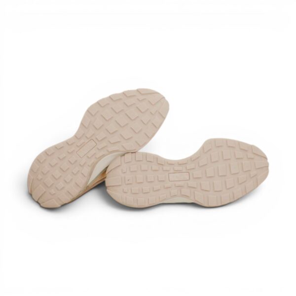 Pantofi sport damă Anekke Gold Glow, design elegant și talpă antiderapantă pentru un stil deosebit.