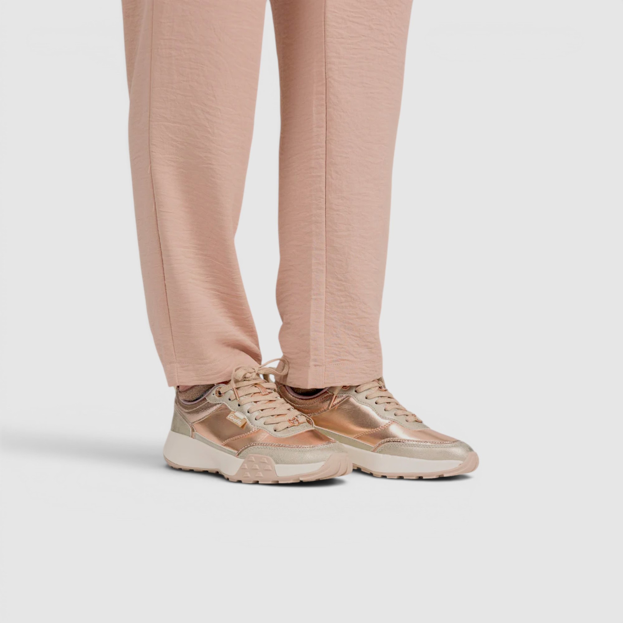 Pantofi sport damă Anekke Gold Glow cu design modern și detalii elegante.