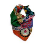 Eșarfă vibrantă cu imprimeu artistic și culori diverse, perfectă pentru accesorii de modă și stil pe.