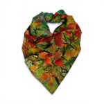 Eșarfă florală colorată, perfectă pentru accesorii elegante și casual, cu un design vibrant și detal.