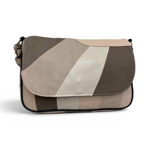 Geantă de umăr din piele patchwork în nuanțe neutre, stil modern și elegant.