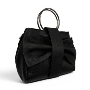 Geantă de mână din piele neagră, elegantă, cu detalii rafinate și mâner metalic pentru stil și funcț.