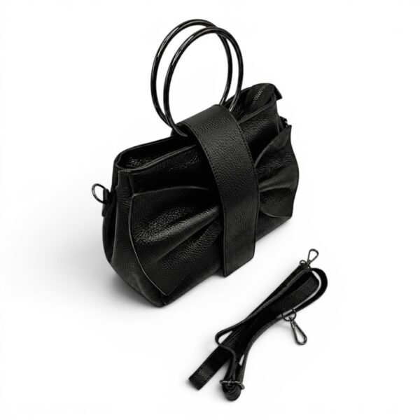 Geantă de mână neagră cu mâner metalic și curea detașabilă pentru accesorii elegante.