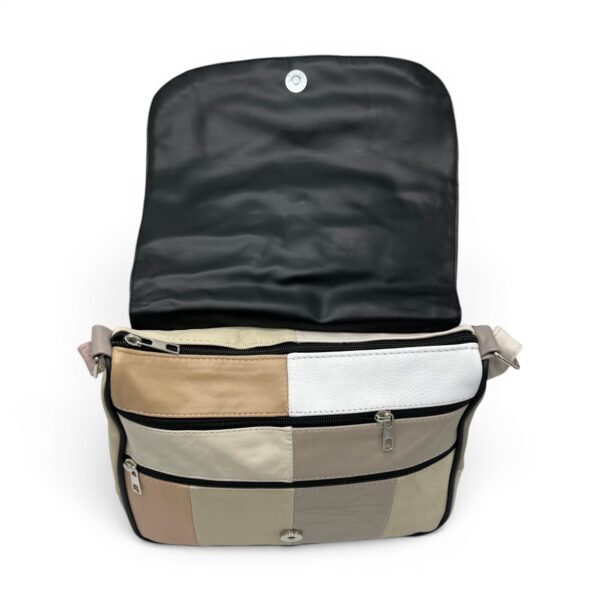 Geantă crossbody din piele naturală, design patchwork elegant și compartimentare practică.