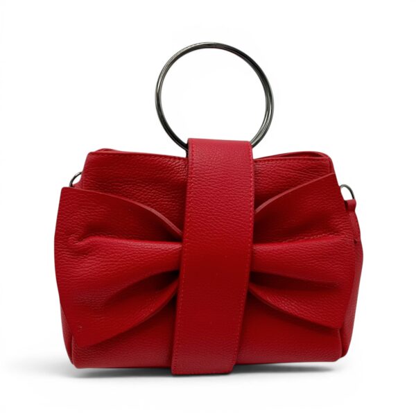 Geantă de mână roșie cu fundă, accesoriu de modă pentru femei.