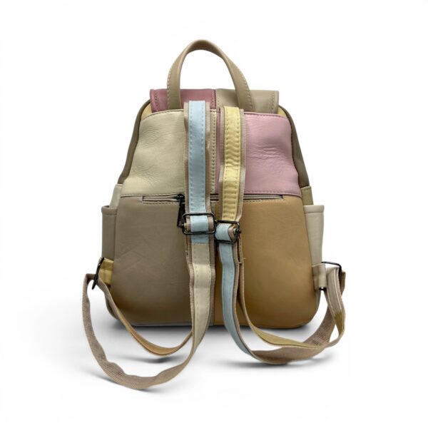 Rucsac din piele cu design colorat, perfect pentru stil casual și urban.